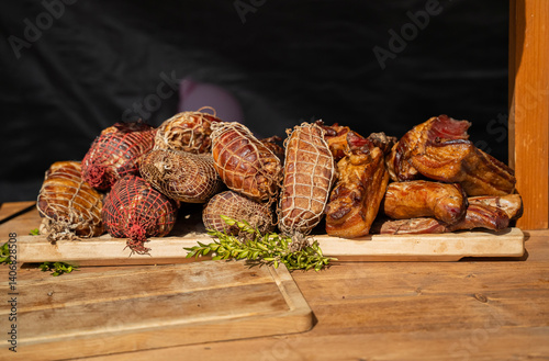 Obraz na płótnie smoked and baked sausage products at a traditional Easter bazaar w salonie