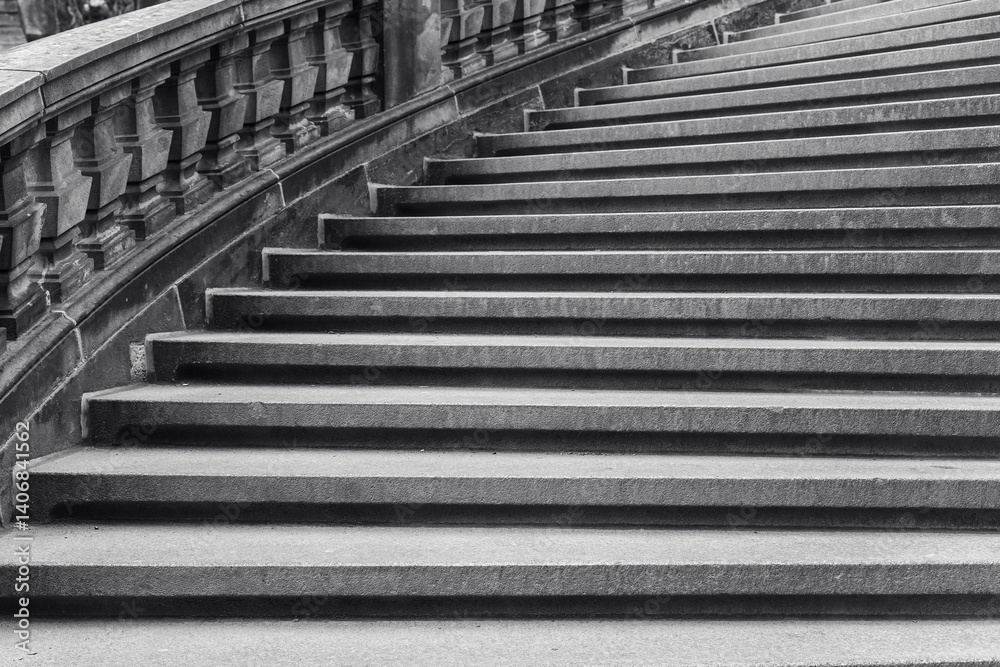 Obraz premium Steps leading up to a historic building in black and white captured during a bright sunny day
