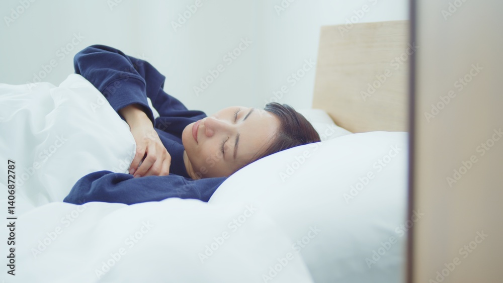 ベッドで寝ている女性 ベッドで寝ている女性