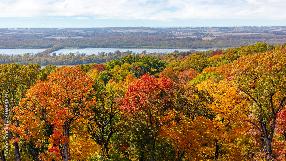 Fototapeta premium Scenic overlook view of colorful Autumn foliage and the Mississippi River from Pere Marquette State Park in Grafton, Illinois 