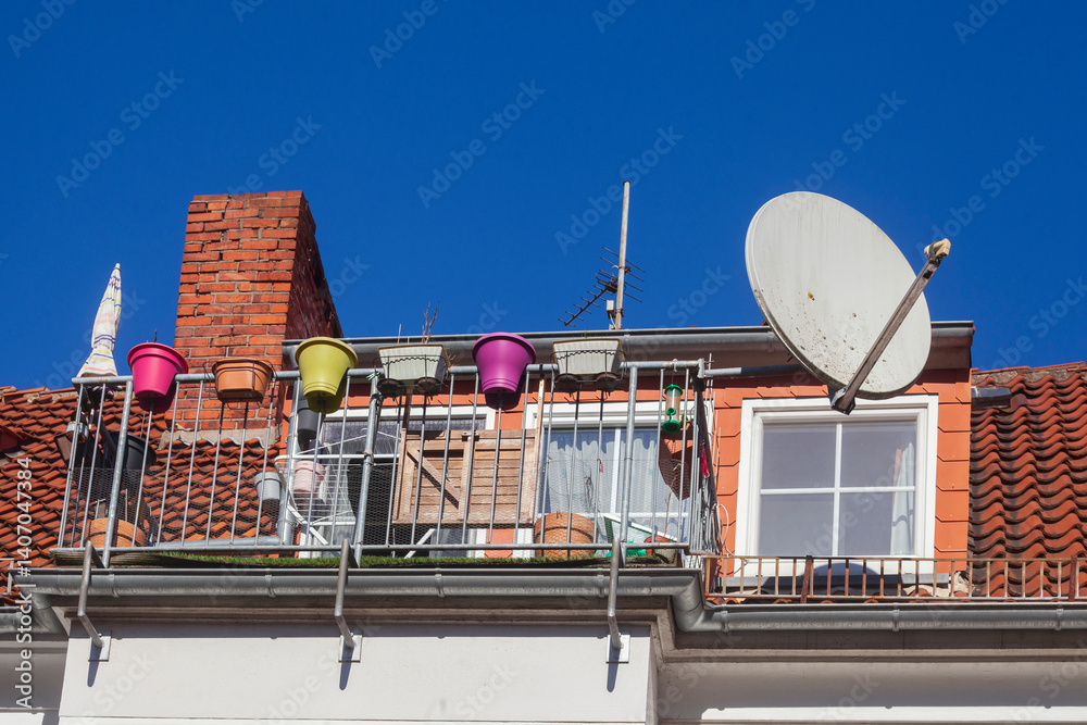 Balkon mit bunten Blumenkästen, Fenster und Dach an einem Wohngebäude, Bremen, Deutschland