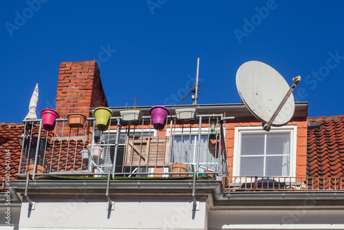Obraz na płótnie Balkon mit bunten Blumenkästen, Fenster und Dach an einem Wohngebäude, Bremen, Deutschland w salonie