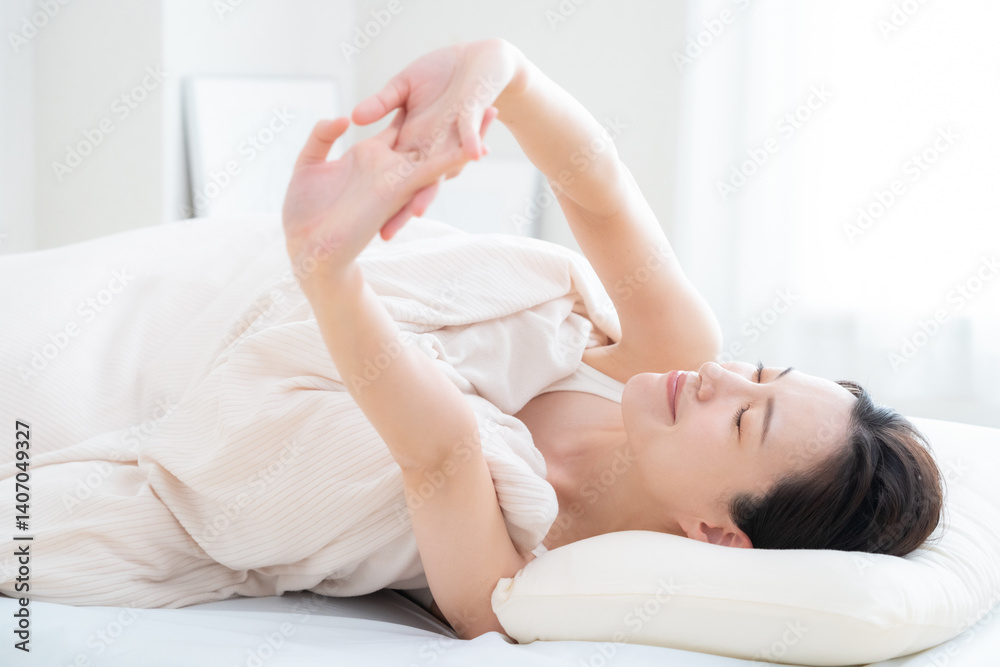 部屋で寝る若い女性 部屋で寝る若い女性