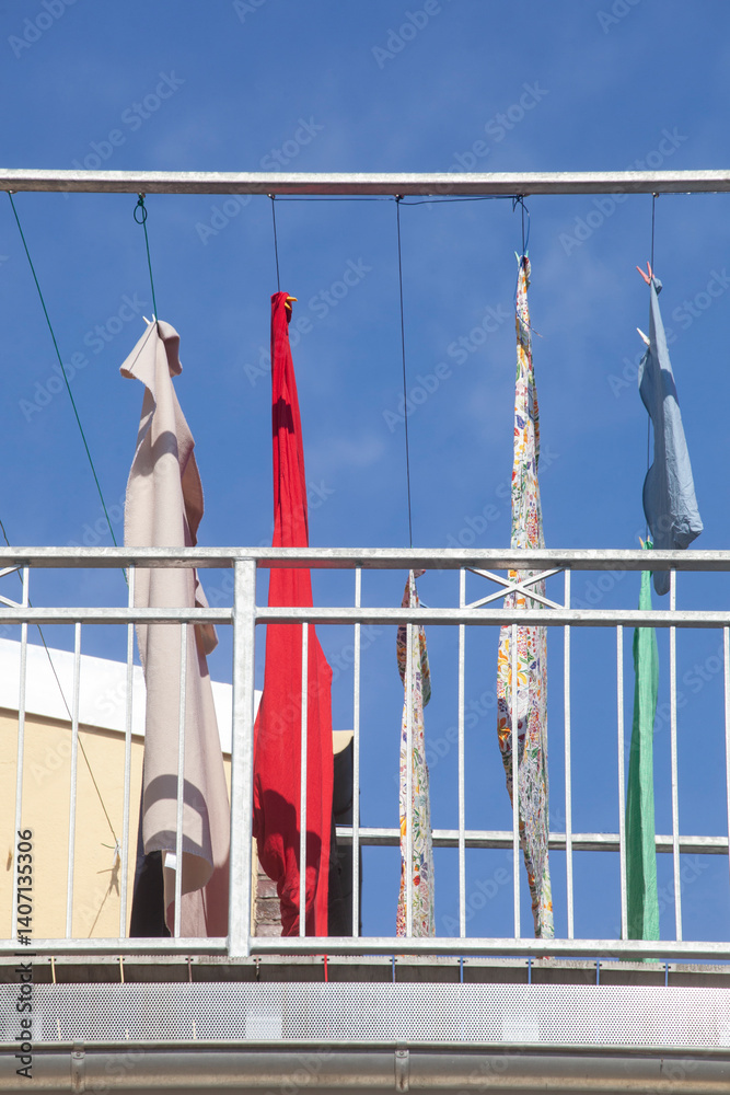 An einer Wäscheleine aufgehängte bunte Wäsche auf einem Balkon, Bremen, Deutschland
