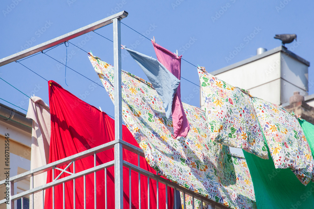 An einer Wäscheleine aufgehängte bunte Wäsche auf einem Balkon, Bremen, Deutschland
