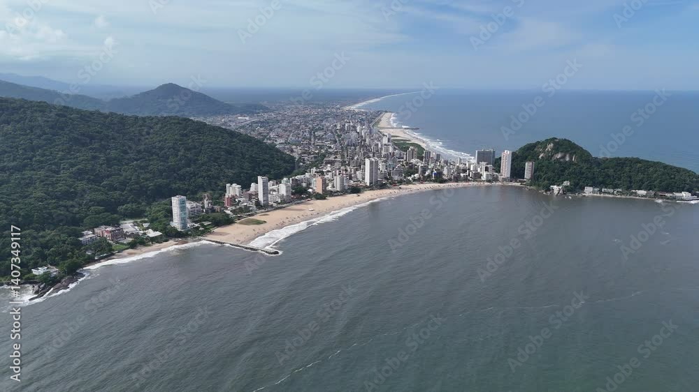 Uma imagem aérea do Litoral Paranaense, Praia Mansa de Caiobá, Matinhos, Paraná. 