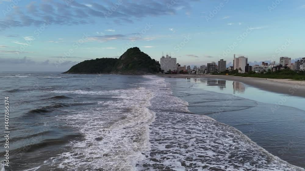 Uma imagem aérea do Litoral Paranaense, Praia Brava de Caiobá, Matinhos, Paraná. 