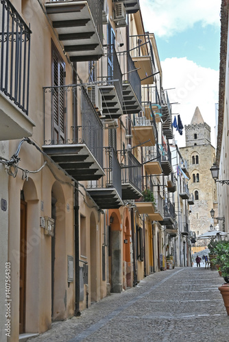 Obraz na płótnie Cefalù strade, vicoli e case del centro storico - Sicilia w salonie
