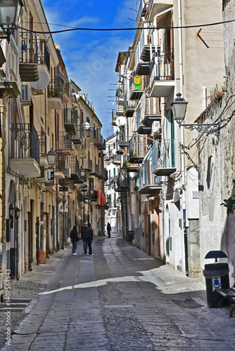 Obraz na płótnie Cefalù strade, vicoli e case del centro storico - Sicilia w salonie