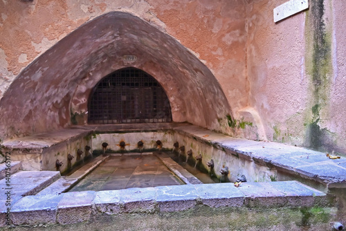 Obraz na płótnie Cefalù, l'antico lavatoio della città vecchia - Sicilia w salonie