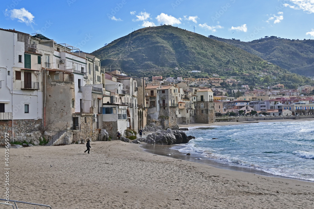 Cefalù e la sua spiaggia sul Mediterraneo - Sicilia
