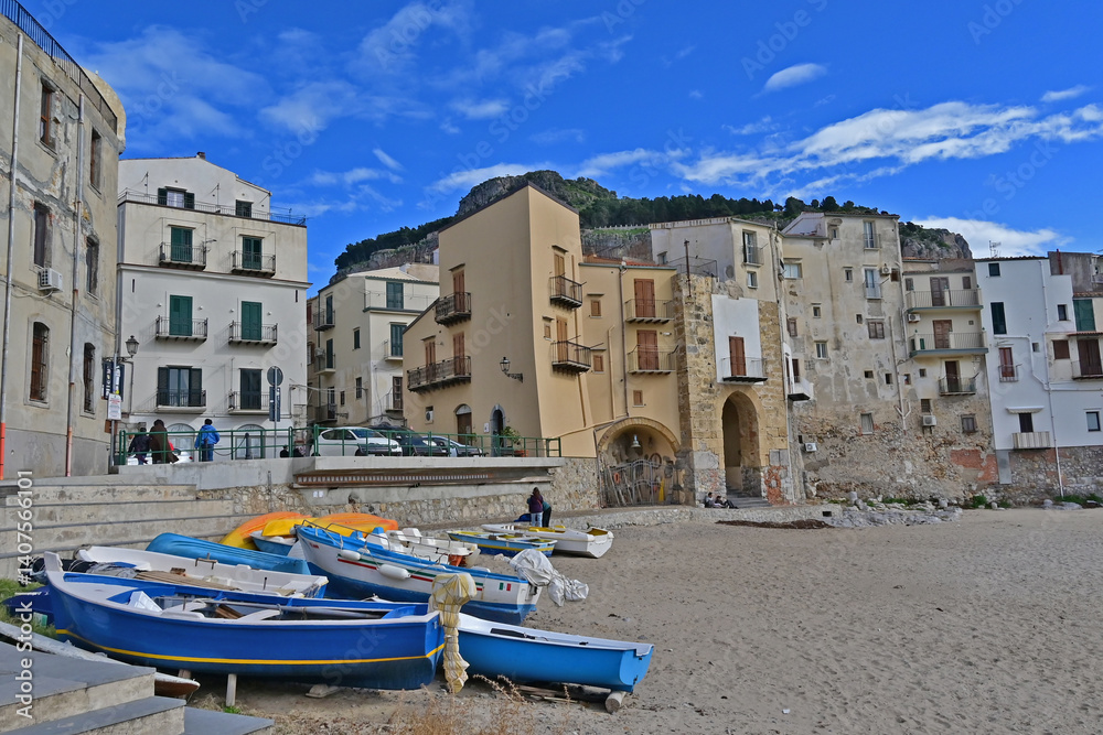 Cefalù e la sua spiaggia sul Mediterraneo - Sicilia