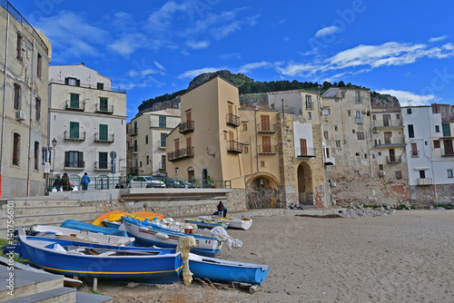 Obraz na płótnie Cefalù e la sua spiaggia sul Mediterraneo - Sicilia w salonie