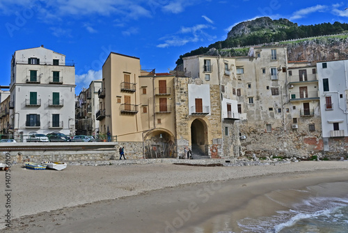 Obraz na płótnie Cefalù e la sua spiaggia sul Mediterraneo - Sicilia w salonie