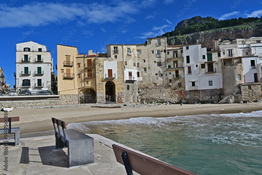 Cefalù e la sua spiaggia sul Mediterraneo - Sicilia