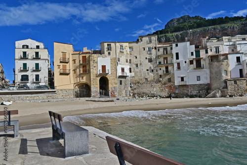 Obraz na płótnie Cefalù e la sua spiaggia sul Mediterraneo - Sicilia w salonie