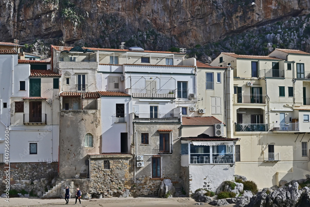 Cefalù e la sua spiaggia sul Mediterraneo - Sicilia