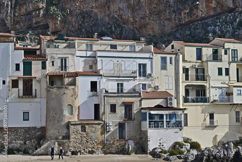 Obraz na płótnie Cefalù e la sua spiaggia sul Mediterraneo - Sicilia w salonie