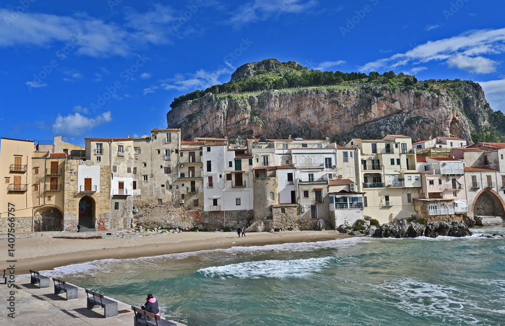 Cefalù e la sua spiaggia sul Mediterraneo - Sicilia
