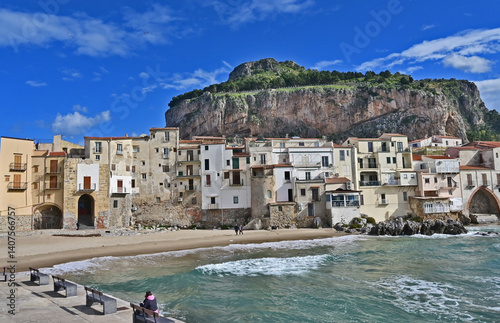 Obraz na płótnie Cefalù e la sua spiaggia sul Mediterraneo - Sicilia w salonie