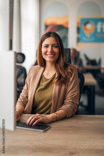 Obraz na płótnie Smiling Businesswoman Working in a Modern Office Environment w salonie