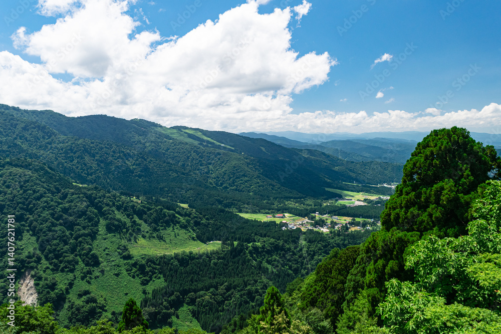 Obraz premium 夏の爽やかな立山アルペンルート