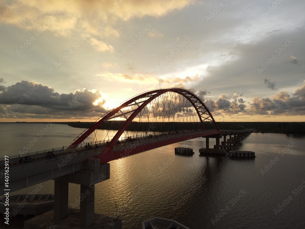 Naklejka premium The Beauty of the Iconic Bridge at Dusk