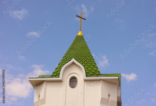 Obraz na płótnie Green dome of a Christian Church against a blue sky w salonie