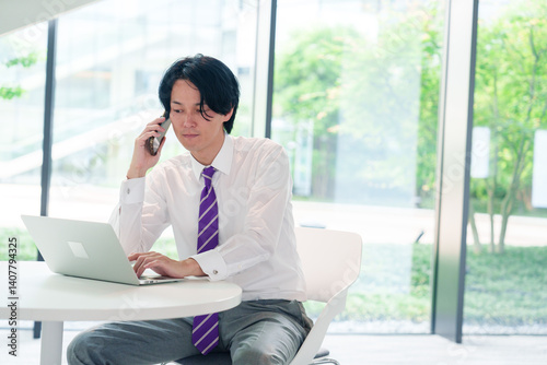 不機嫌な表情で電話をするビジネスマン Free Download 不機嫌な表情で電話をするビジネスマン - GFXLoad