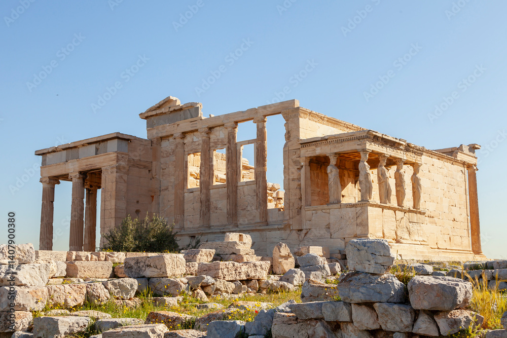 Obraz premium The Caryatids, in the Greek temple of Erechtheion, on the Acropolis of Athens, in honor of the goddess Athena