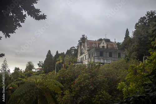 Obraz na płótnie Stunning view of Monte Palace Garden featuring lush greenery and a historic building in Madeira w salonie