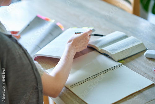 テキストで勉強する女性の手元