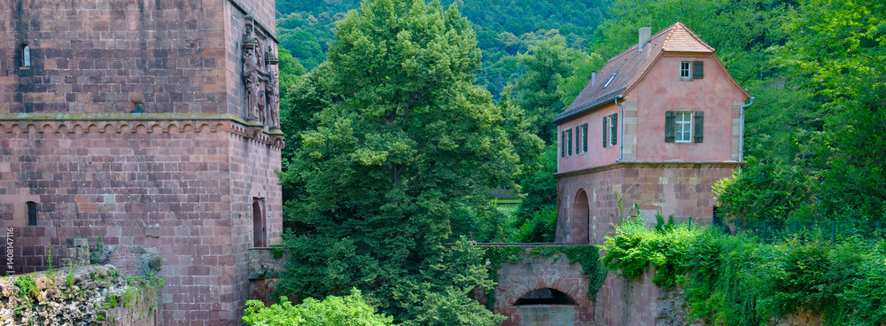 Obraz premium An ancient, partially ruined brick structure from Heidelberg Castle in Germany.