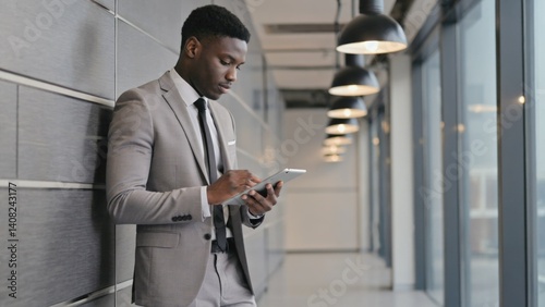 Obraz na płótnie Businessman in suit checking his smartphone at the office. w salonie
