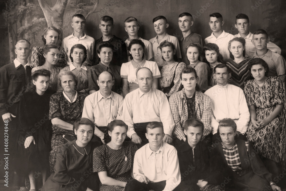 Obraz premium Voronezh, USSR - 05.27.1952: Vintage portrait of Soviet school graduates. Retro photo from 1952.