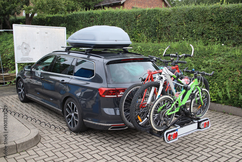 Familie fährt in den Urlaub, mit Dachbox, ein Fahrradträger, der auf der Rückseite eines Autos montiert ist.