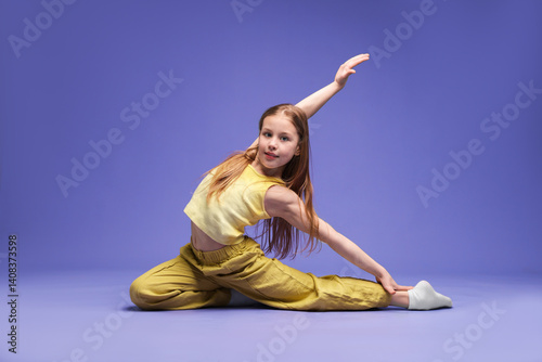 Obraz na płótnie Girl in stylish clothes dancing on purple background w salonie