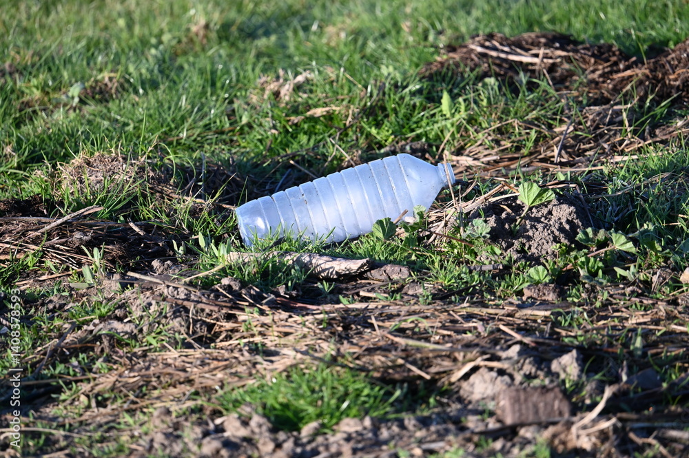 Obraz premium Bouteille plastique déchet pollution dans la nature