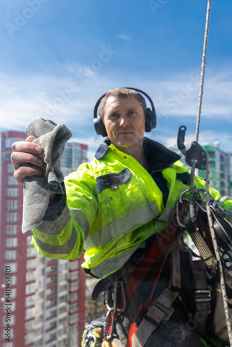 Obraz na płótnie Professional Window Cleaner on a High-Rise Building, Demonstrating Safety and Sk