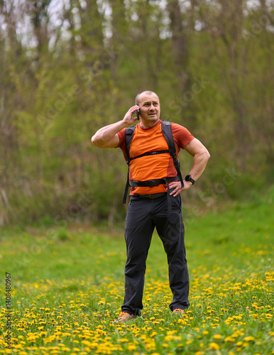 Obraz na płótnie Man talking on phone while hiking w salonie