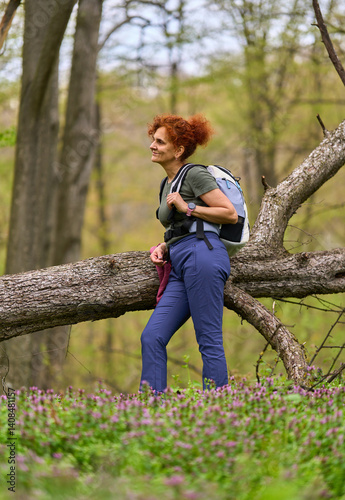 Obraz na płótnie Woman resting on fallen tree in forest w salonie