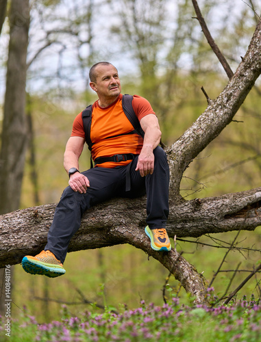 Obraz na płótnie Man sitting on fallen tree resting w salonie