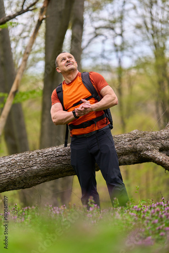 Obraz na płótnie Man looking up in forest trail w salonie