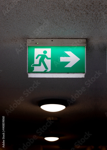 Leuchtendes Notausgang Zeichen