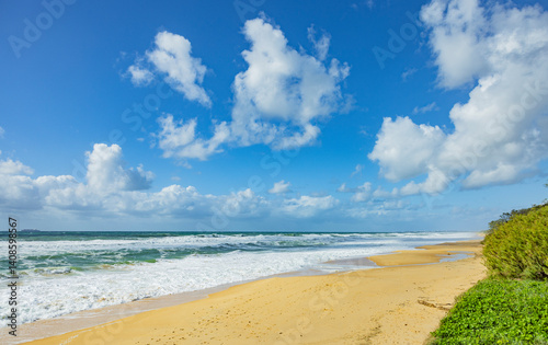 Brandung an Buddina Beach an der sunshine Coast in Queensland, Australien