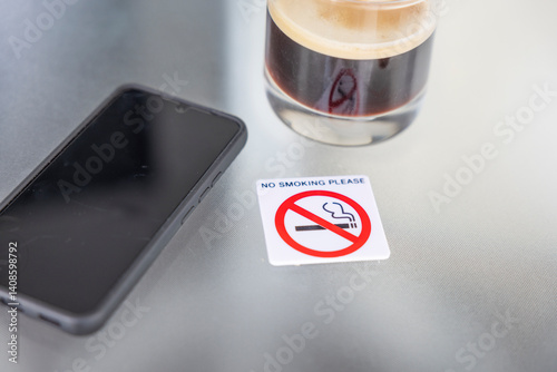 Nichtraucher Schild auf einem Kaffeetisch