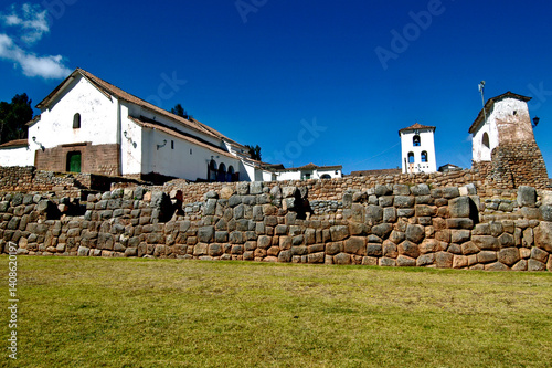 Igreja catolica sobre templo Inca, Chinchero, Cusco. Peru.