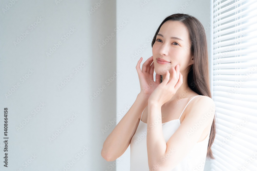 スキンケアをする若い女性