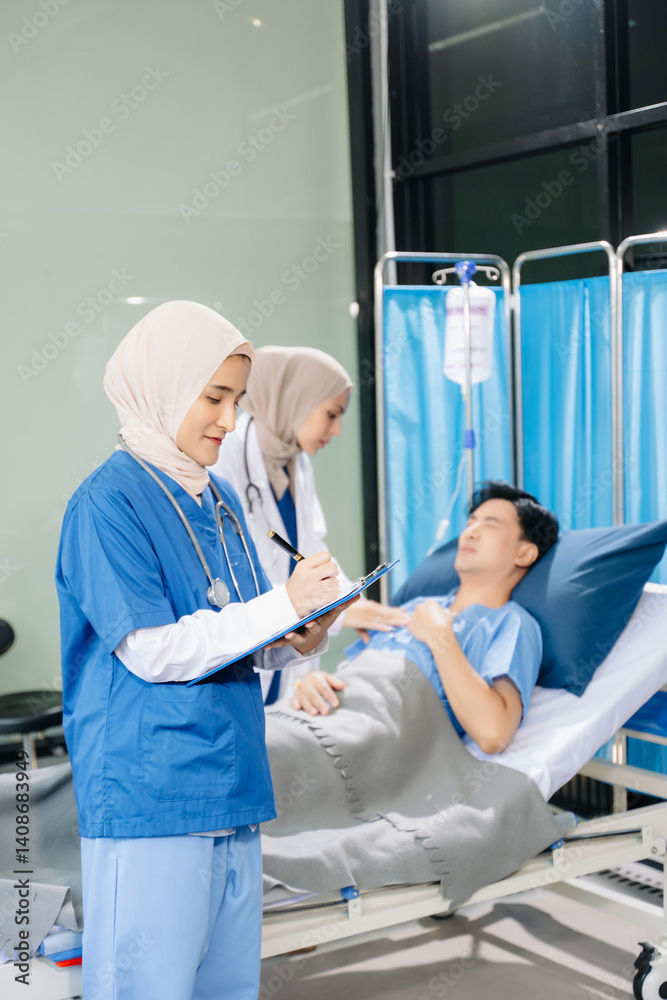 Obraz premium Hospital Ward Female Professional Asian Doctors Talk with a Patient, Give Health Care Advice, Recommend Treatment Plan