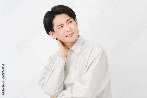 男性　20代　悩む　白背景 photo